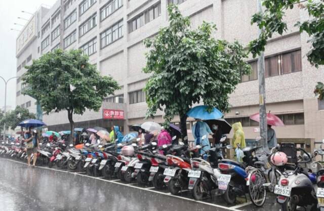 大批岛内民众在雨中排队等待就诊（中时新闻网）