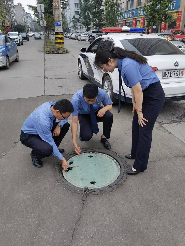 新津区检察院涉窨井盖专项工作小组清查问题窨井盖