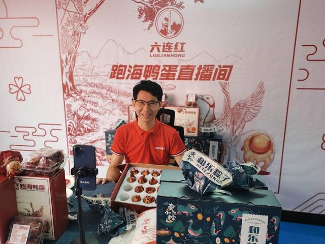 六连村食品厂负责人莫泽锦通过网络直播销售咸鸭蛋。新华社记者赵叶苹摄