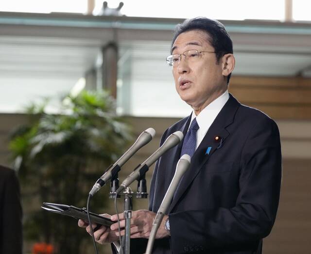 当地时间5月9日，日本首相岸田文雄在首相办公室面对媒体发表讲话。图自人民视觉