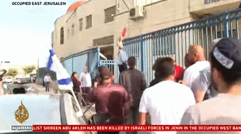 半岛电视台遇害女记者葬礼上，以色列警察与巴勒斯坦民众发生冲突致棺椁摔落