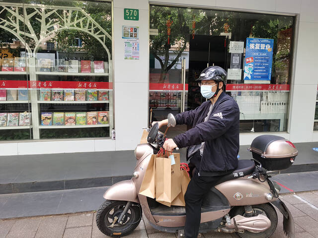 新华书店金山朱泾店安排专员对当天的线上订单进行配送。