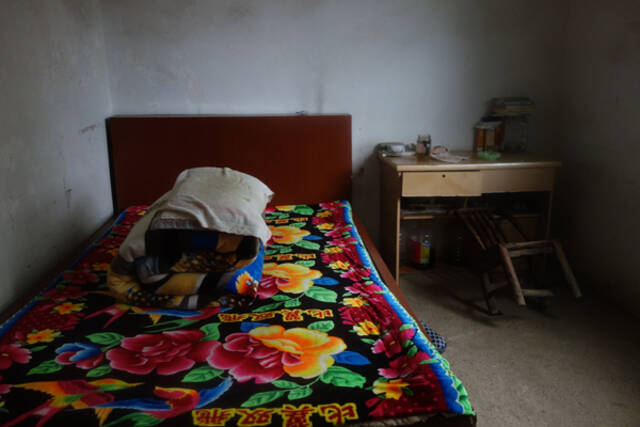 姚元清现在睡的房间，被子叠得整整齐齐，曾被公安认定为案发现场。