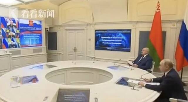 2月19日，普京和白俄罗斯总统卢卡申科共同观看俄战略演习图：看看新闻截屏