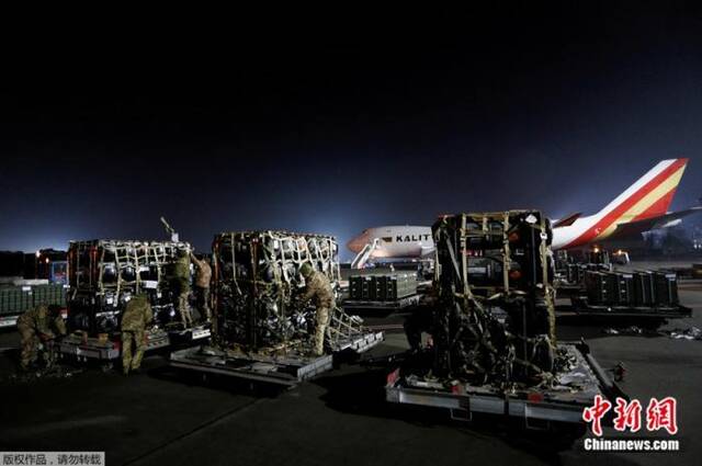 当地时间2月10日，美国飞机将军事援助物资运抵乌克兰基辅鲍里斯波尔国际机场。