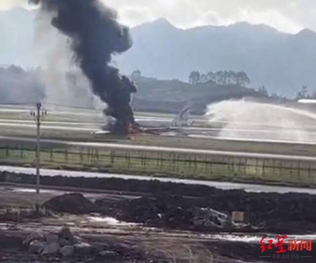 ↑图为西藏航空客机偏离跑道事发现场