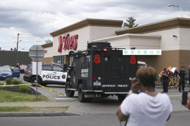 美国纽约州布法罗市一家超市14日发生枪击事件，事发现场被封锁。（图源：美媒）