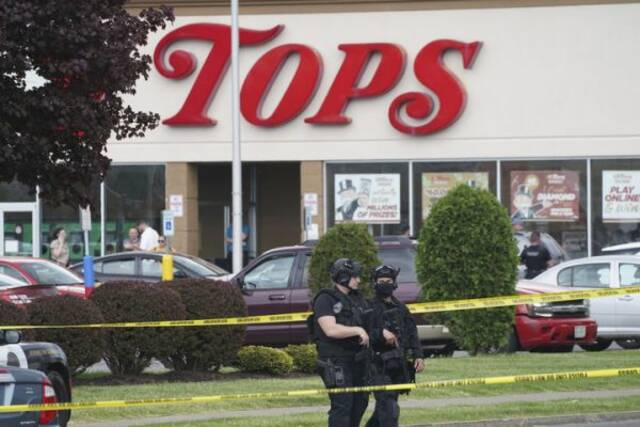图说：5月14日，警察在美国纽约州布法罗市发生枪击事件的超市附近警戒。新华社/美联。
