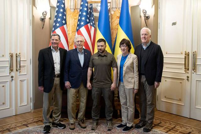 美国国会代表团与泽连斯基合影（乌克兰总统办公室）