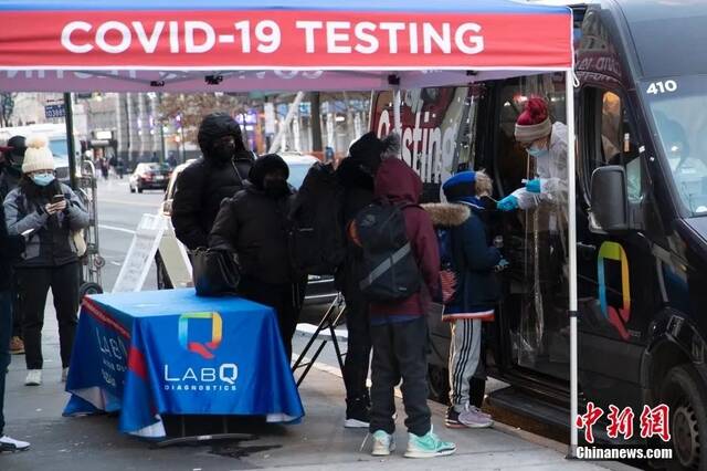 当地时间2022年1月4日，美国纽约曼哈顿14街一处新冠病毒检测站为居民做检测。中新社记者廖攀摄