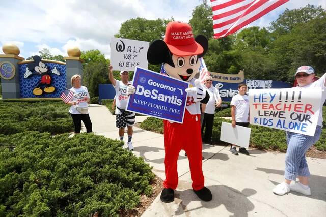佛罗里达州“不要说同性恋”法案的支持者在奥兰多迪士尼世界度假区外抗议。图源：路透社