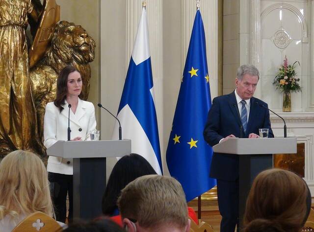 5月15日，在芬兰赫尔辛基，芬兰总统尼尼斯托（右）和总理马林参加联合记者会。新华社记者陈静摄