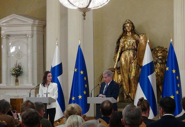 5月15日，在芬兰赫尔辛基，芬兰总统尼尼斯托（右）和总理马林参加联合记者会。新华社记者陈静摄