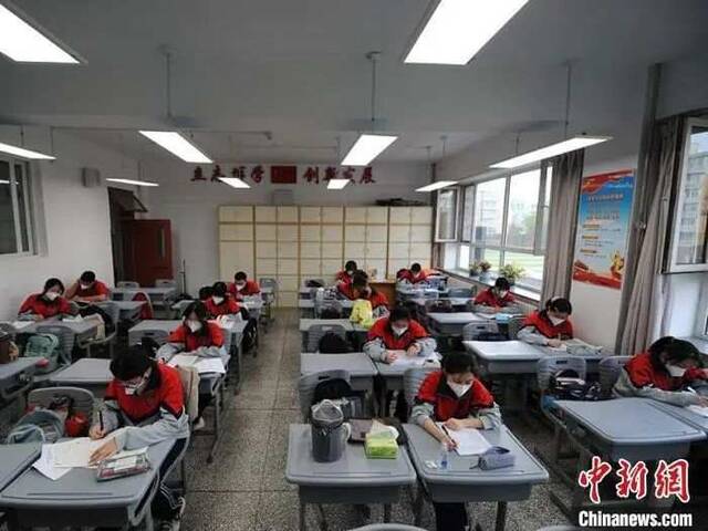 资料图：长春市第二中学的高三学生在复习功课。刘栋摄