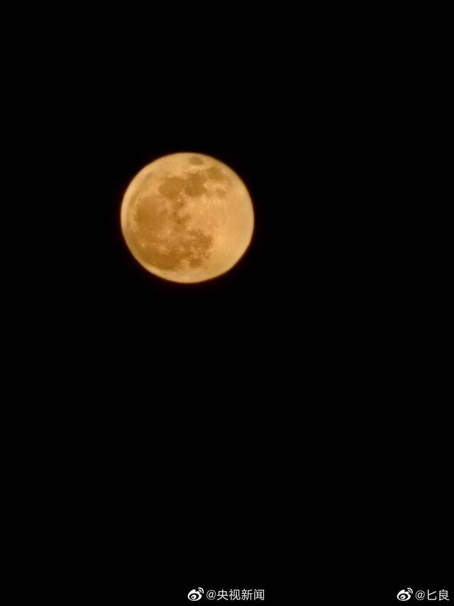 今晚月亮好像咸蛋黄