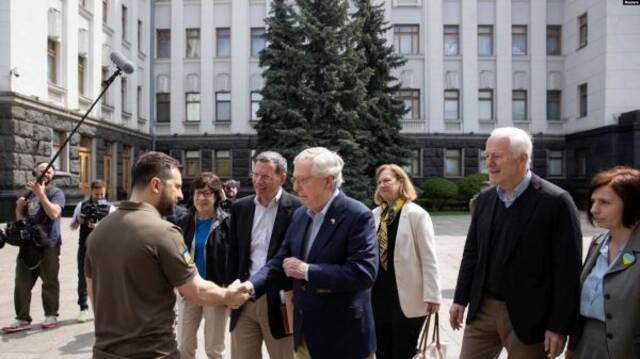 14日，美国参议院共和党领袖麦康奈尔等人突访基辅，与泽连斯基会晤。（路透社）