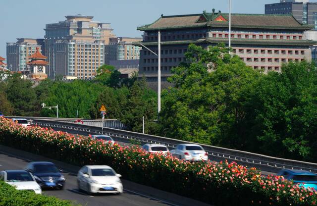 周一早高峰，北京东二环路通行顺畅