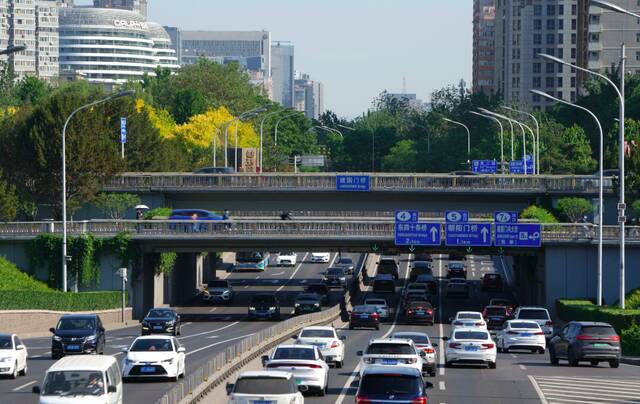 周一早高峰，北京东二环路通行顺畅