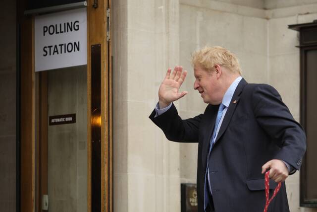 5月5日，英国首相、保守党领袖鲍里斯·约翰逊抵达伦敦一家投票站准备投票。新华社发（蒂姆·爱尔兰摄）