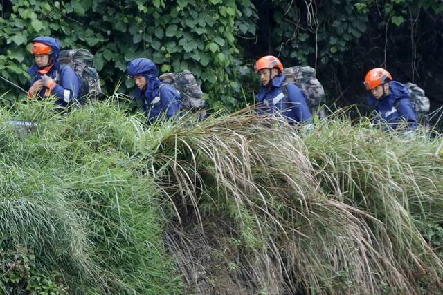2022年5月14日，云南省大理州森林消防支队队员上山搜救失联人员（图|视觉中国）
