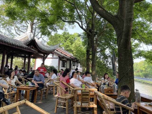 下午三点，川西茶廊一座难求，老成都人习惯在此喝盖碗茶、摆龙门阵
