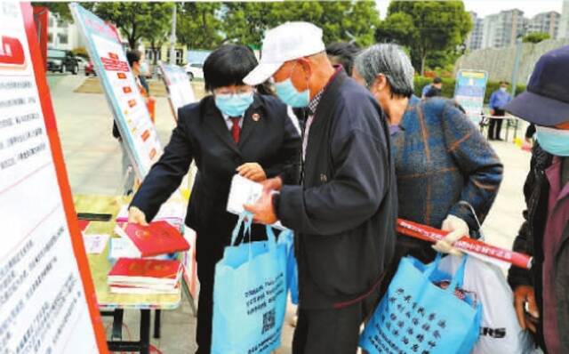 图片新闻 民法典与民同在