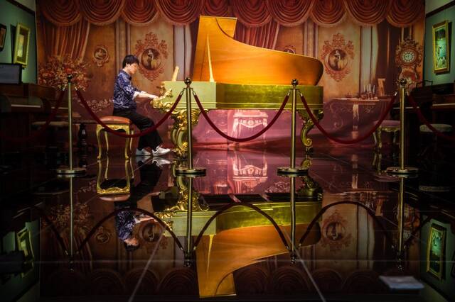 武汉琴台钢琴博物馆工作人员在馆藏的1865年制作的黄金施坦威大钢琴上演奏。新华社记者伍志尊摄