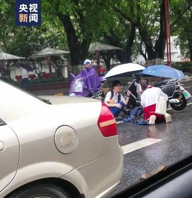 红衣女孩、蓝衣女孩，找到了！