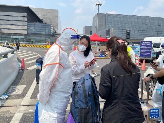 5月16日，旅客出示相关信息进入上海虹桥火车站。新华社记者贾远琨摄