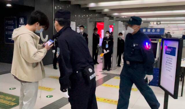 北京地铁十里堡站：半个小时两名弹窗乘客被拦下！