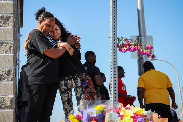 5月15日，人们在美国纽约州布法罗发生枪击案的超市外拥抱。新华社/路透