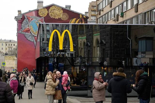 当地时间2022年3月13日，俄罗斯莫斯科，民众经过麦当劳门店。
