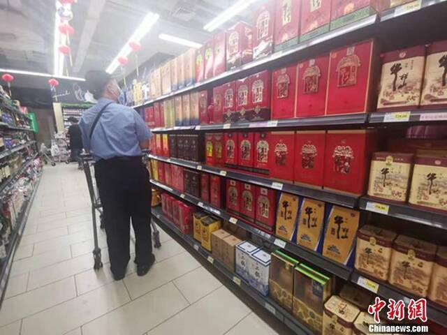 资料图：北京市丰台区一家超市酒类区。中新网记者谢艺观摄