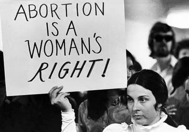 罗伊案时期的女权运动，标语：堕胎是女性的权利。图/ verywell health