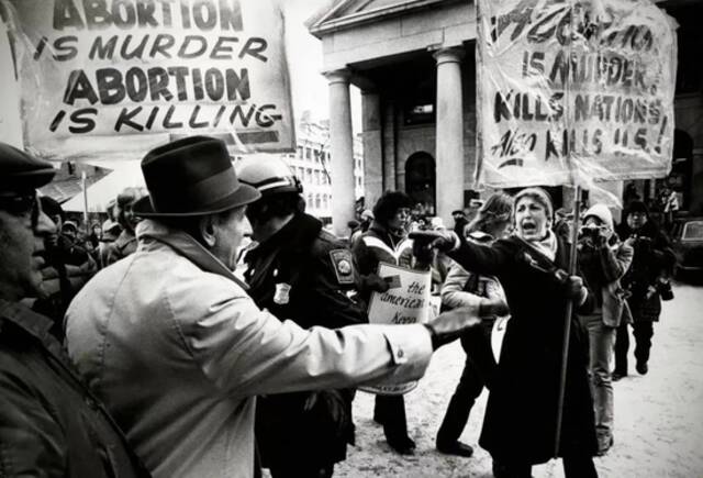 反堕胎倡导者试图于1981年1月18日在波士顿的法纳伊大厅参加支持堕胎权利的示威活动。图/ vox