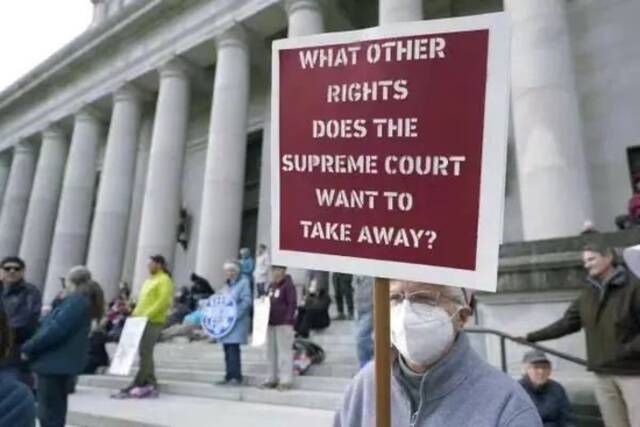 2002年5月3日，华盛顿，支持堕胎权的男子举出标语：“最高法院还想夺走什么权利？”