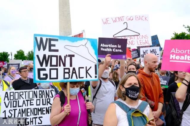 如今，在美国支持堕胎的示威游行队伍里，许多人举起了衣架或铁丝网
