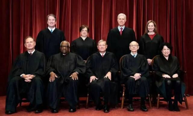 美国最高法院大法官，前排左一为萨缪尔·阿利托，摄于2021年4月。
