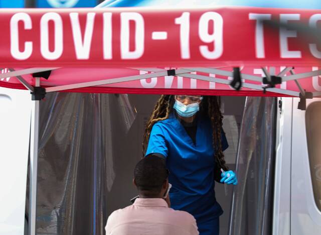 5月17日，一名男子在美国纽约时报广场接受新冠病毒检测。新华社记者王迎摄