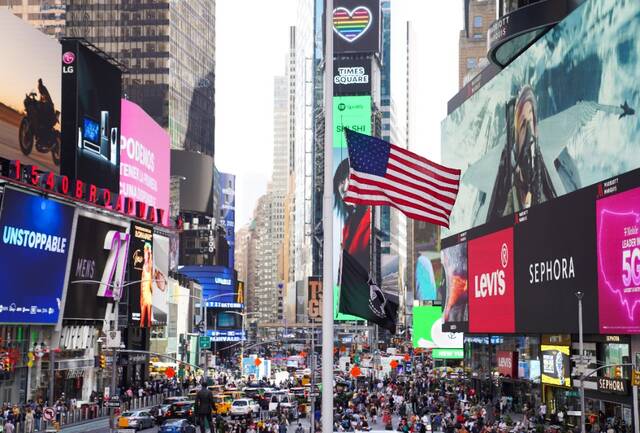 这是5月17日在美国纽约时报广场拍摄的美国国旗。新华社记者王迎摄