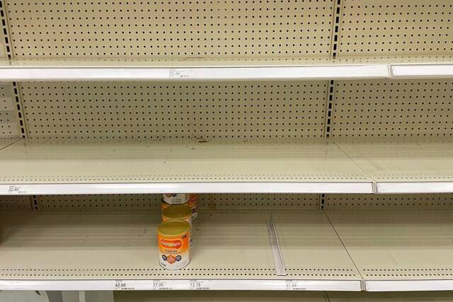 5月13日，在美国弗吉尼亚州，一家超市的婴幼儿配方奶粉货架出现大面积缺货。新华社记者刘杰摄