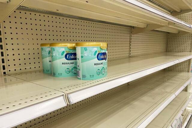 5月13日，在美国弗吉尼亚州，一家超市的婴幼儿配方奶粉货架出现大面积缺货。新华社记者刘杰摄