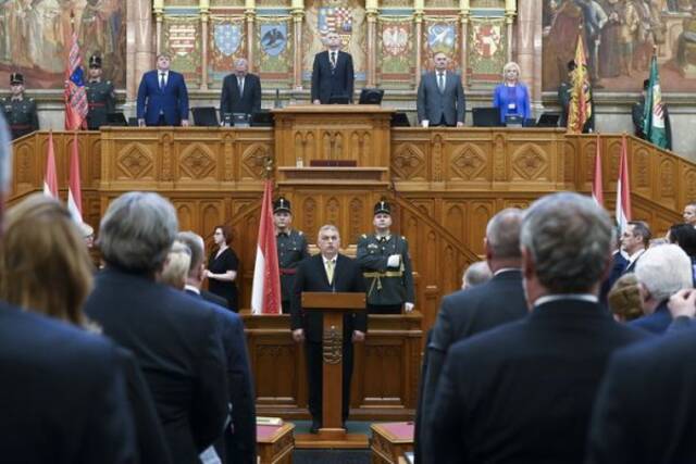 16日，欧尔班·维克托（中）在匈牙利国会宣誓就任总理。（欧新社）