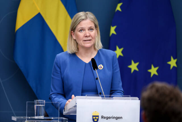 5月16日，瑞典首相安德松在斯德哥尔摩举行的新闻发布会上讲话。新华社发（瑞典政府供图/宁尼·安德松摄）