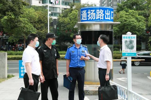 江苏省无锡市纪委监委聚焦群众反映强烈的停车难问题，开展公共停车收费管理专项督查，督促相关职能部门切实履职尽责，重点整治停车收费管理中的违法违规问题。图为该市纪委监委专项督查组工作人员在市区公共停车场实地走访检查。黄星摄