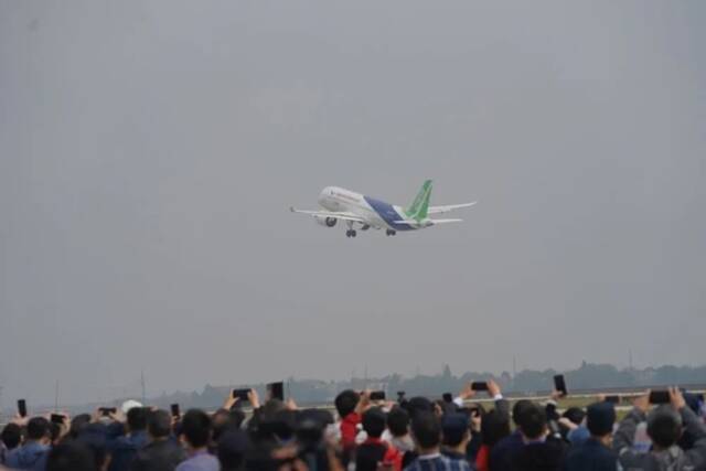 ▲2020年10月31日，国产大飞机C919在2020南昌飞行大会上进行飞行表演。新华社记者周密摄
