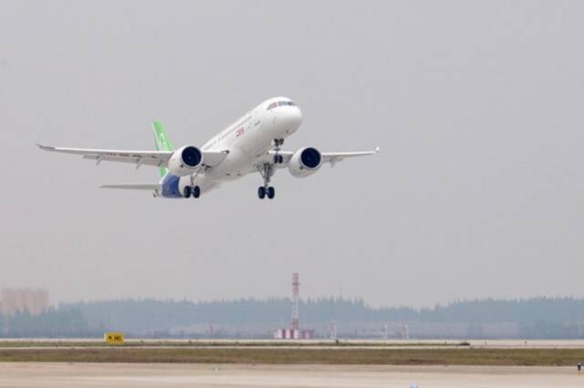 ▲2017年5月5日，国产大型客机C919在上海浦东国际机场首飞成功。新华社记者丁汀摄