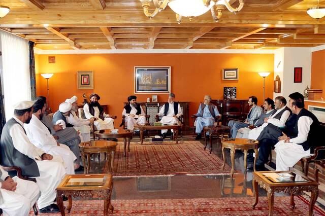 2021年8月21日，HCNR主席与阿前总统会见塔利班政治办公室成员资料图丨央视新闻