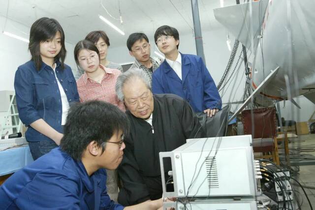 黄文虎院士在实验室指导学生