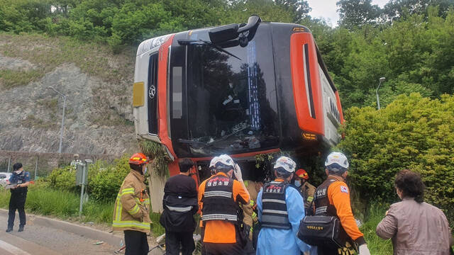 韩国一辆老年旅游大巴翻车 24人受伤